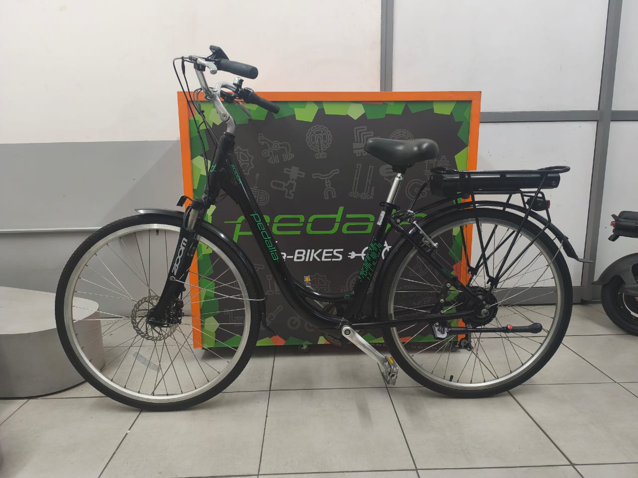 PEDALLA RODDA PRETA MOTOR 250W BATERIA DE LÍTIO 9Ah - Imagem 2